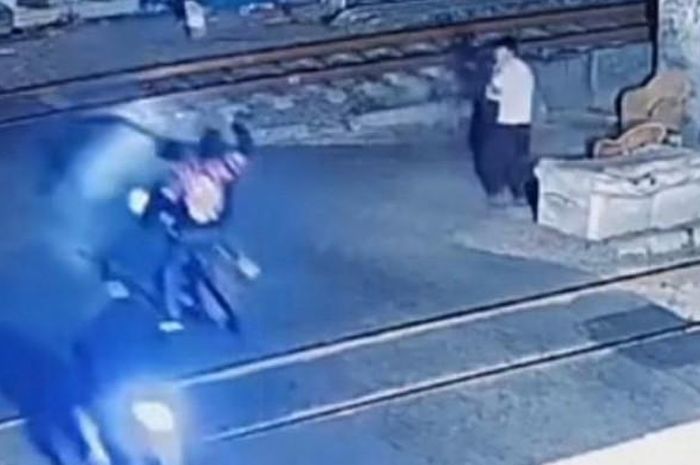 Viral begal bawa senpi dikepung massa dan sempat keluarkan tembakan yang mengenai warga