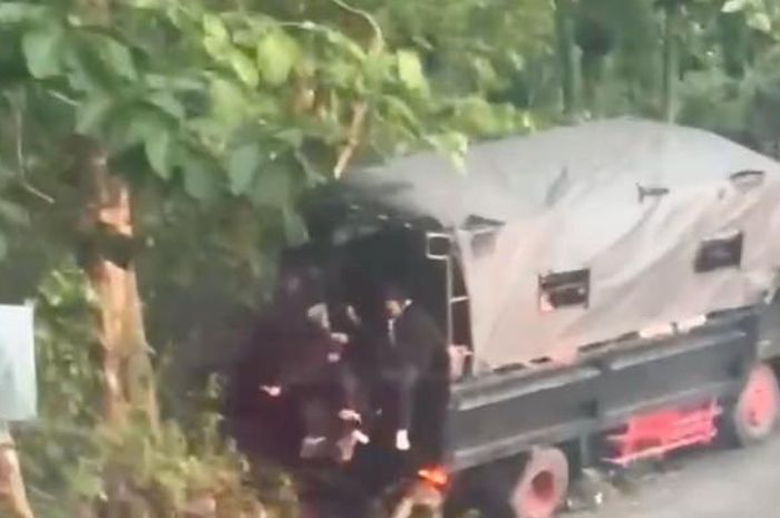 Truk gagal nanjak dan bikin beberapa siswa terlempar keluar
