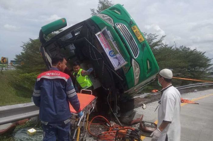 Bus Pariwisata yang terguling di Tol Pemalang dan renggut nyawa 4 penumpang