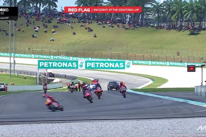 Mobil medis masuk ke trek setelah kecelakaan yang menimpa Noah Detwiller dan Jose Antonio Rueda dalam lap pemantauan jelang balapan Moto3 Malaysia di Sirkuit Sepang, Sepang, Malaysia, 26 Oktober 2025.