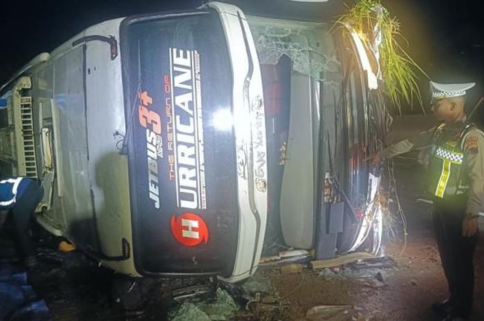 Bus PO Haryanto terguling di Tol Semarang-Batang, 3 penumpang dinyatakan tewas
