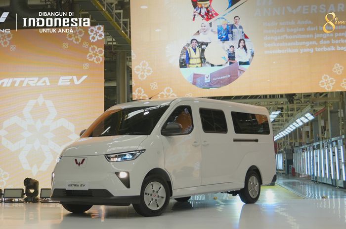 Wuling Mitra EV Minibus