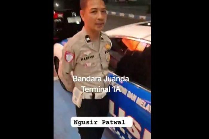 Anggota Patwal ditegur wara usai parkir di tempat yang tidak seharusnya.