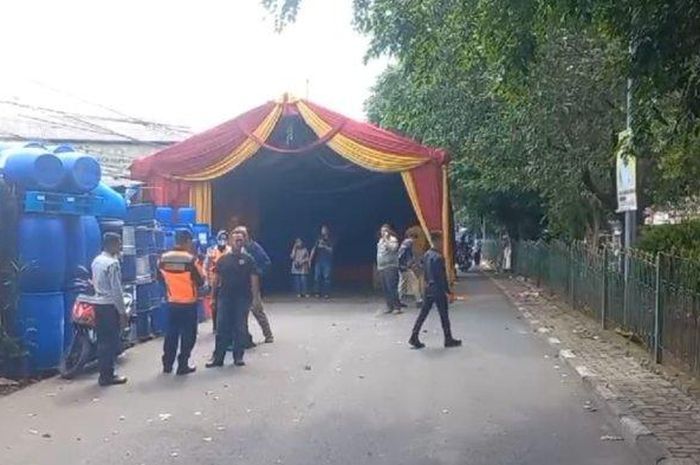 Tenda hajatan menutup Jalan Proklamasi, di Kelurahan Abadijaya, Kecamatan Sukmajaya, Kota Depok, Jawa Barat, (10/1/2025) 