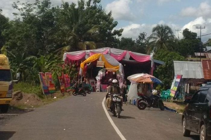 Tenda pernikahan atau hajatan menutup total jalan umum
