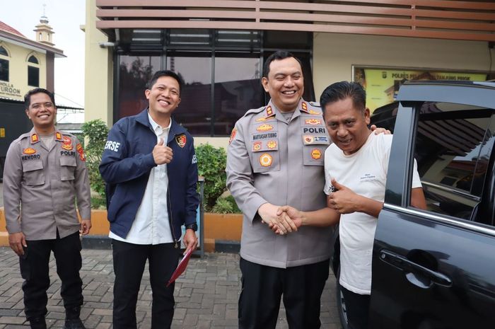 Kapolres Pelabuhan Tanjung Priok, AKBP Martuasah Tobing serahkan Toyota Yaris dan Rush yang sempat digelapkan dan dijual penyewa kepada pemiliknya, Wawan Darmawan (baju putih) 