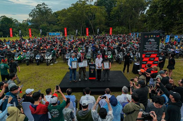 Polytron Electric Vehicle Riders pecahkan Rekor MURI Pengisian Daya Motor Listrik Terbanyak dari Satu Merek