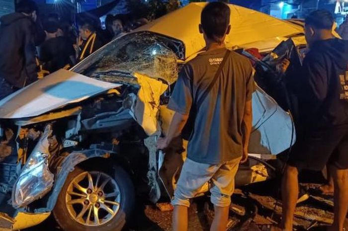 Daihatsu Xenia babak belur usai berduel keras dengan truk di Kediri. Satu orang meninggal dunia