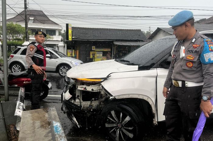 Polisi mengamankan Wuling Almaz nopol AG 1519 RG yang melakukan tabrak lari lima motor di dua lokasi berbeda di kawasan Kampung Inggris, Pare, Kediri, Jawa Timur, (28/10/25)