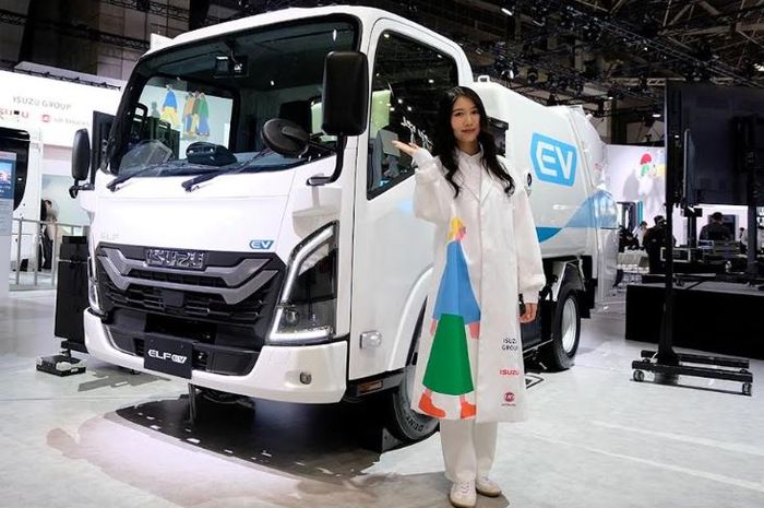 truk sampah listrik Isuzu Elf EV yang dipamerkan di Japan Mobility Show 2025