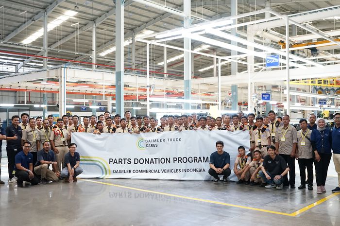 Kunjungan siswa dan pengajar SMK Angkasa 1 ke pabrik perakitan truk dan bus Mercedes-Benz di Cikarang, Jawa Barat, (23/10/25)