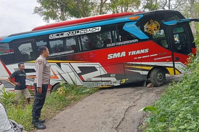Bus Pariwisata masuk ke jalan kecil di Pati. 