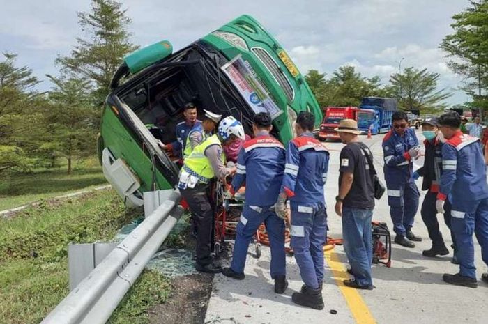 Petugas mengevakuasi para penumpang dari dalam bus Pariwisata yang mengalami kecelakaan tunggal koprol di kawasan exit tol Pejagan KM 312, kelurahan Beji, Taman, kabupaten Pemalang, Jawa Tengah, (25/10/25)
