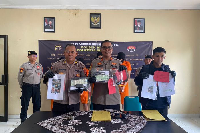 Konferensi Pers Polsek Mlati, Sleman pengungkapan kasus penipuan tukar tambah mobil bekas, Honda Brio dan uang Rp 210 juta ditukar Mitsubishi Pajero Sport bodong
