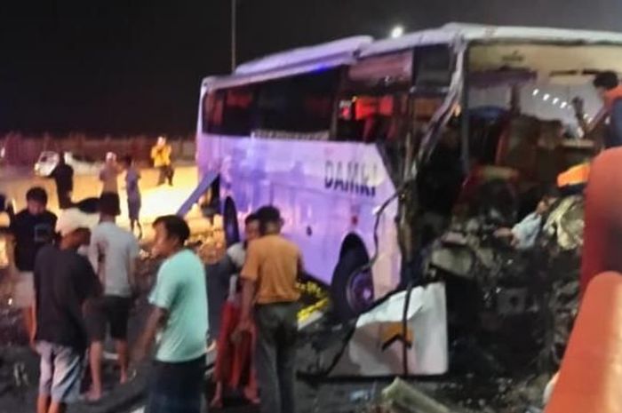 Bus Damri terkoyak hebat usai terjang beton pembatas Jembatan Suramadu. Dua orang dinyatakan tewas dan dua lainnya luka-luka