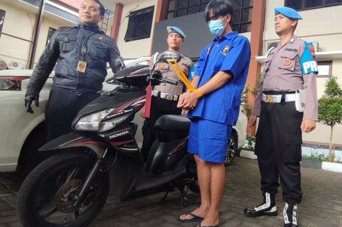 DR (23), pemuda yang mencuri Honda Vario 110 saat joging pagi di wilayah kelurahan Kebonsari, Temanggung, Jawa Tengah