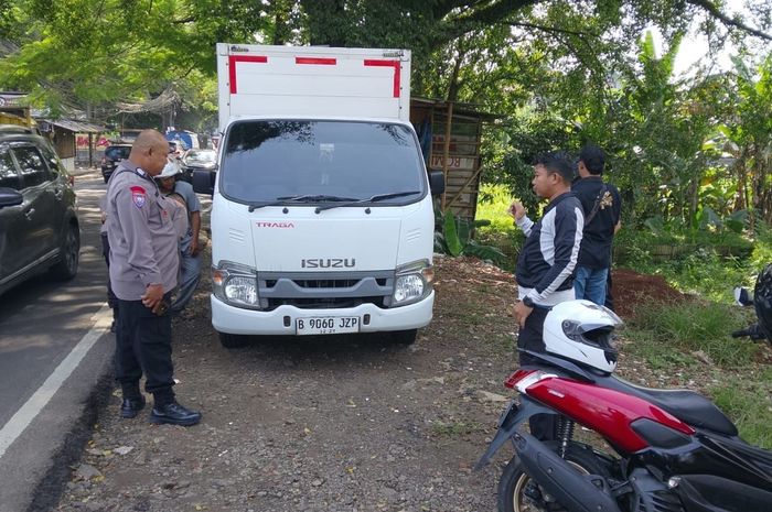 Isuzu Traga yang ditinggal maling di tepi jalan raya Muchtar Sawangan, Kota Depok, Jawa Barat