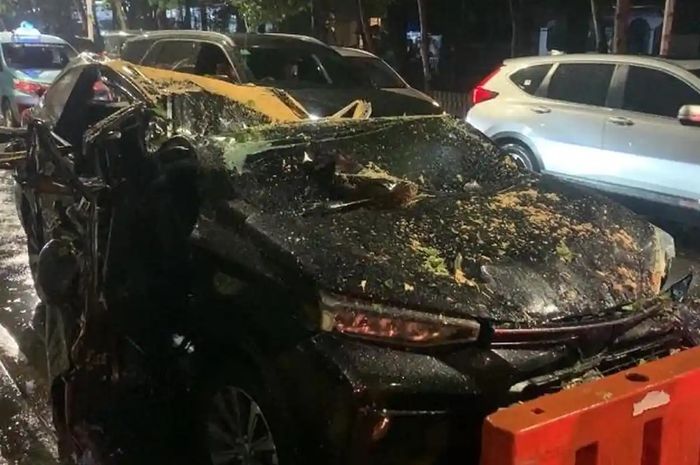 Toyota Avanza digebrak pohon tumbang hingga renggut nyawa pengemudi