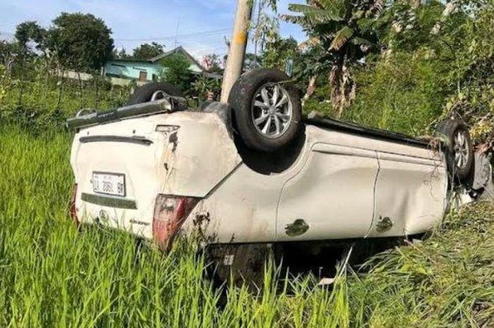 Toyota Avanza tatap kayang langit di area persawahan desa Demakijo, Karangnongko, kabupaten Klaten, Jawa Tengah saat papasan dengan motor