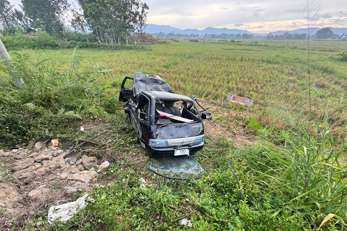 Suzuki Carry Futura yang hancur lebur di area persawahan imas ditabrak truk tangki di kawasan desa Sitoluama, Kecamatan Balige, Kabupaten Toba, Sumatera Utara