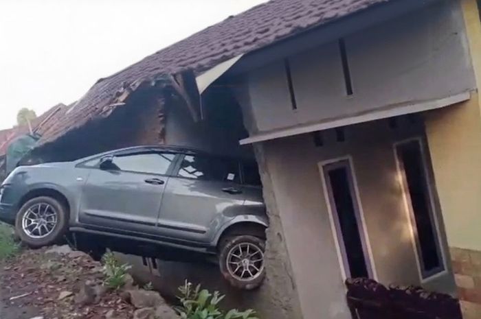 Toyota Kijang Innova Reborn jebol tembuk rumah warga karena meluncur mundur saat di parkir di Dusun Salam Judeg, Desa Blongko, Kecamatan Ngetos, Kabupaten Nganjuk, Jawa Timur