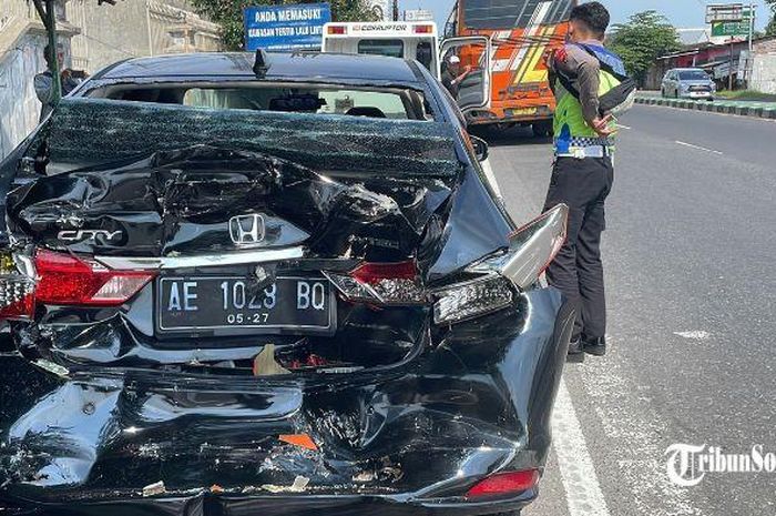 Tiga mobil kaget digebrak dadakan dari belakang oleh bus bawa rombongan santri di Kartasura