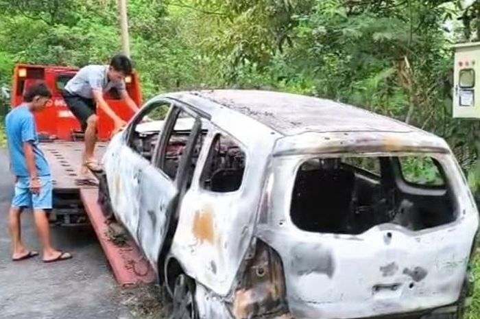 Bangkai Nissan Grand Livina usai terbakar hebat di kawasan Kapanewon Girimulyo, Kulon Progo, Daerah Istimewa Yogyakarta