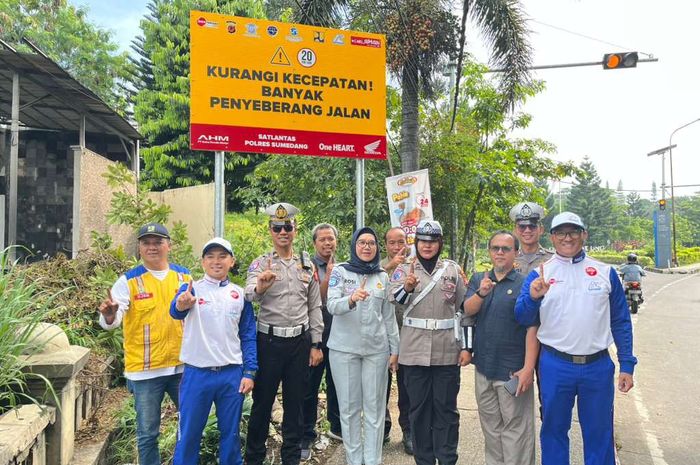 Tim Safety Riding Center Honda PT Daya Adicipta Motora bersama Jasa Raharja Jawa Barat, Satlantas Polres Sumedang, Dinas Perhubungan Jawa Barat, serta Dinas Pekerjaan Umum dan Penataan Ruang (PUPR) Jawa Barat kampanyekan keselamatan di jalan raya