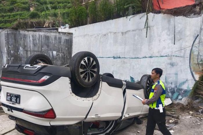 Wuling Almaz jungkir balik di parkiran tempat wisata di Wonosobo. Bermula sopir injak pedal ini saat parkir