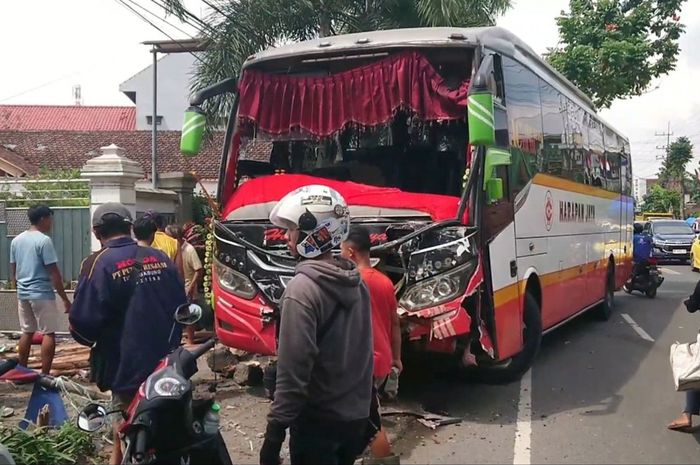 Tragedi Bus Harapan Jaya di Tulungagung. Dua pemotor tewas, sopir jadi tersangka