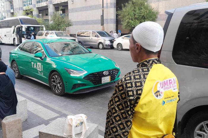 Jemaah Umrah untuk Sahabat asal Sidoarjo terksima melihat kendaraan mewah jadi taksi di Madinah
