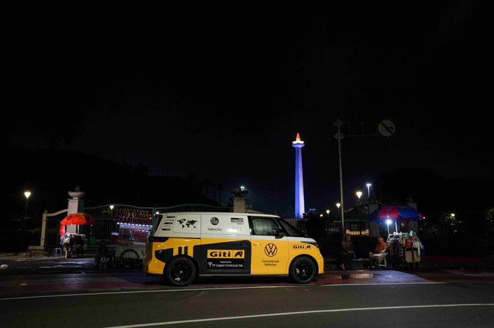 Rainer Zietlow dalam ekspesdisi ID. BUZZ World Tour sampai di kawasan Monas, Jakarta