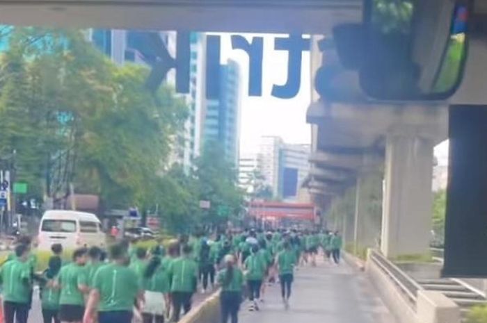 Viral rombongan pelari masuk jalur bus Transjakarta