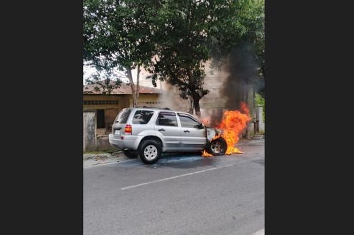 Ford Everest dirambati api bagian depannya ketika akan masuk bengkel. Pemilik dibuat lemas