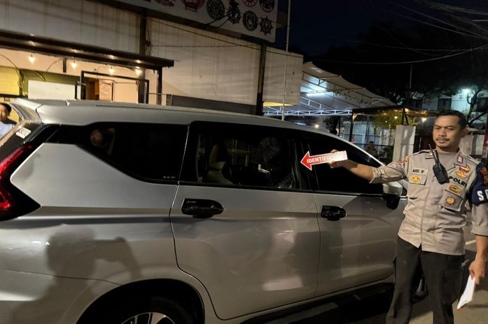 Olah TKP pencurian modus pecah kaca mobil Mitsubishi Xpander milik wartawan Kompas.com di wilayah Menteng, Jakarta Pusat 