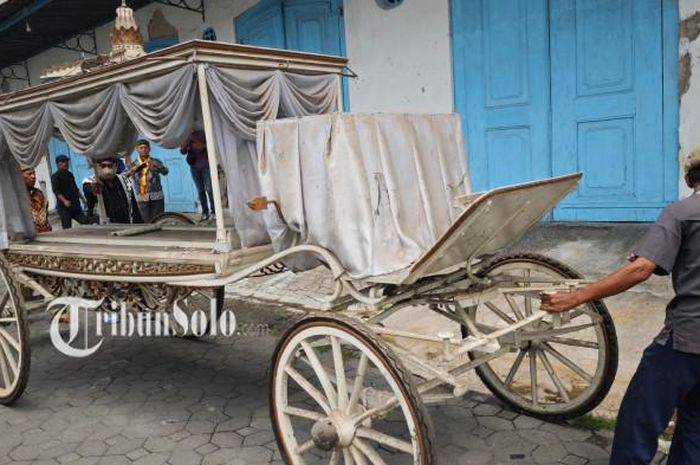 Abdi Dalem Keraton Kasunanan Surakarta mempersiapkan kereta kuda jenazah yang akan mengangkut jenazah SISKS Paku Buwono XIII ke Loji Gandrung sebelum diberangkatkan ke Imogiri