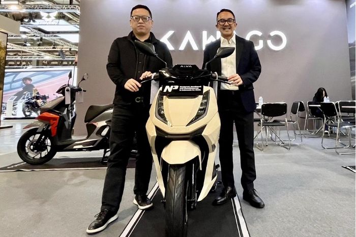 (Kiri ke Kanan) Chief Executive Officer Kawago, Lu Wei ; dan Chief Marketing Officer ALVA, Putu Swaditya Yudha, Bersama Unit ALVA N3 di Booth Kawago EICMA 2025 