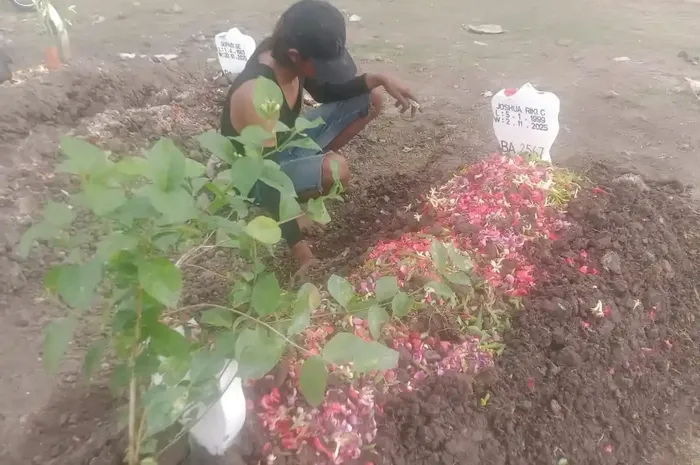 Makam pelaku pencurian motor, Riski Kristianto (26) yang tewas setelah dibakar hidup-hidup massa dan sempat ditolak beberapa rumah sakit