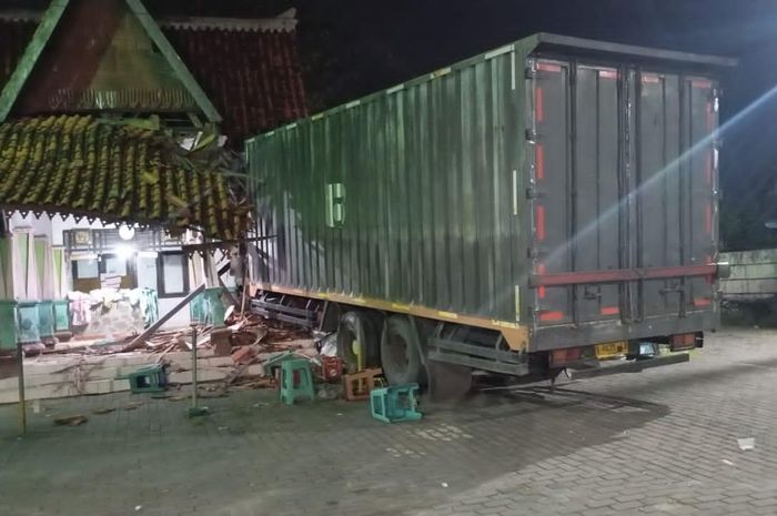 TRUK TABRAK MUSALA - Kecelakaan lalu lintas terjadi di Jalur Pantura Rembang, tepatnya di area Pasujudan Sunan Bonang, Desa Bonang, Kecamatan Lasem, Kamis dini hari (6/11/2025). Sebuah truk tronton menabrak toko oleh-oleh dan musala, diduga akibat sopir truk mengantuk dan kehilangan kendali.