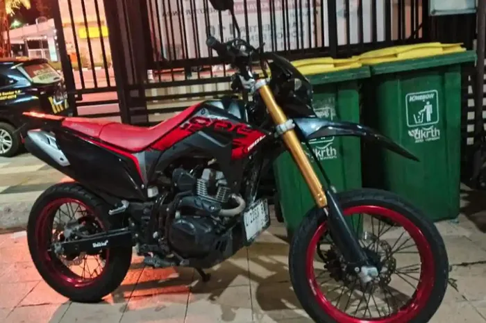 Honda CRF150L yang hendak dimaling namun gagal, pelaku sontak diamuk massa sampai babak belur di Jl Sono Kembang, Genteng, Surabaya, Jawa Timur