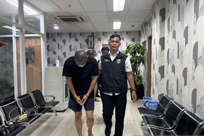 Satreskrim Polres Bandara Soekarno-Hatta menangkap tiga debt collector yang merampas mobil taksi online di parkiran Bandara Soekarno-Hatta