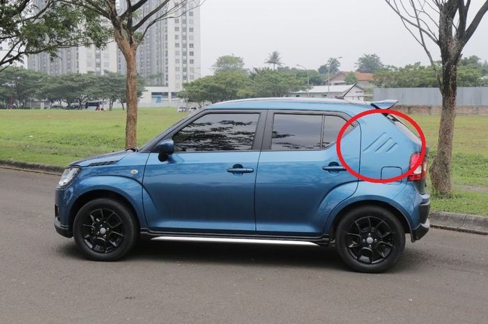 Dalam lingkaran merah, aksen tiga garis di pilar C Suzuki Ignis