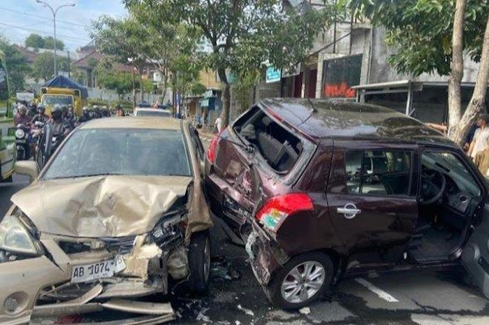 Suzuki Baleno dan Suzuki Swift babak belur usai terlibat tabrakan di Magelang