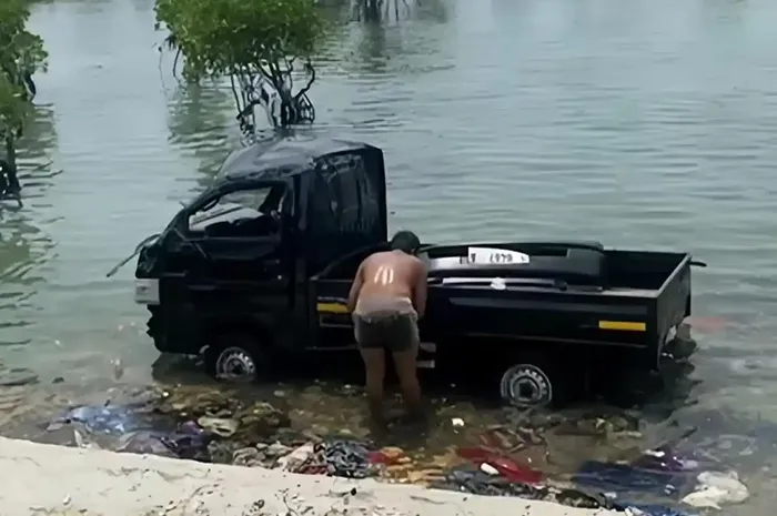 Suzuki New Carry yang loncat ke dalam laut di Sampang, Madura, Jawa Timur