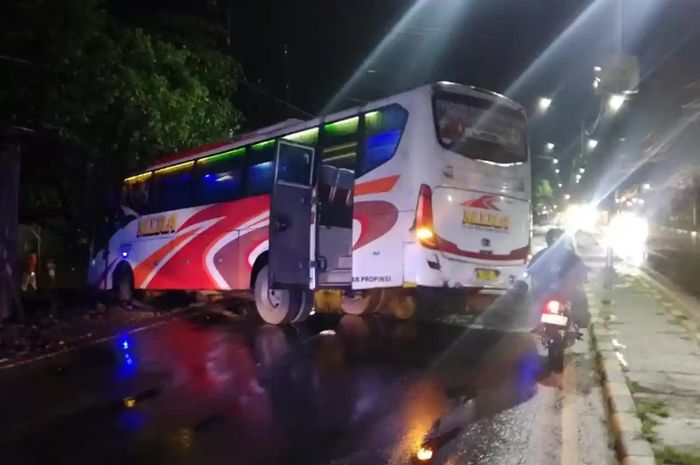 Bus Mira mengalami kecelakaan tunggal karena selip saat hindari truk nyebrang