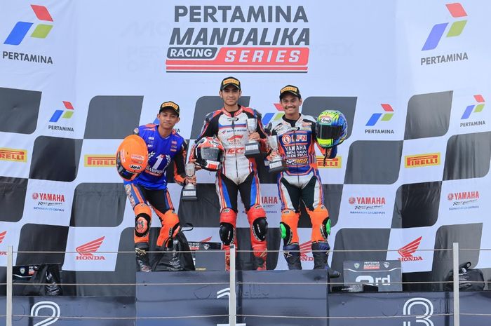 Andi Gilang (tengah) yang menyumbang 3 podium di dua kelas berbeda Mandalika Racing Team 2025