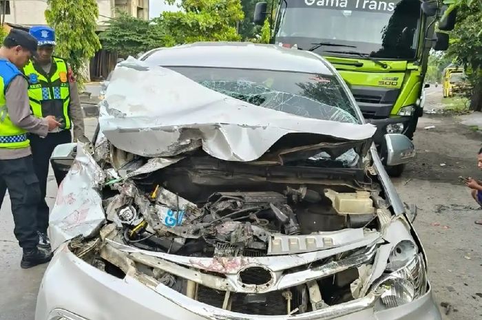 Toyota Avanza terkoyak kap mesin usai kena dorong kuat truk dari belakang