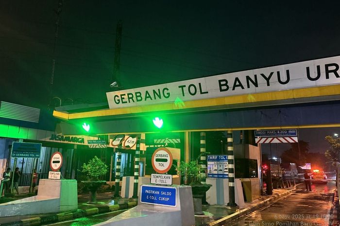 Gerbang tol Banyu Urip Surabaya disenggol truk tronton membuat atap nyaris ambles, (6/11/25) malam