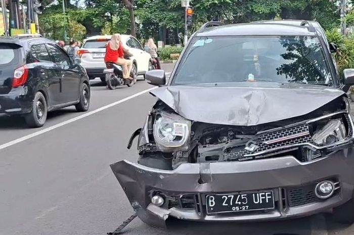 Suzuki Ignis tabrak motor dan mobil boks hingga bodi depan berantakan di kawasan Pondok Kopi, Duren Sawit, Jakarta Timur