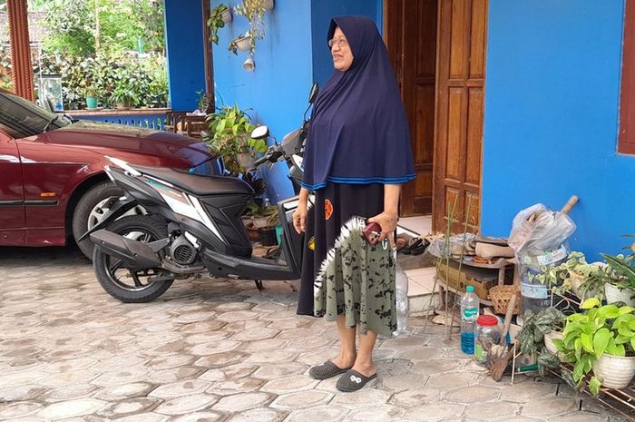Pastiwi Sundari, ibu dari pelajar SMA yang menjadi korban pencurian Honda CRF150L di rumahnya Beji, Wates, Kulon Progo, Yogyakarta